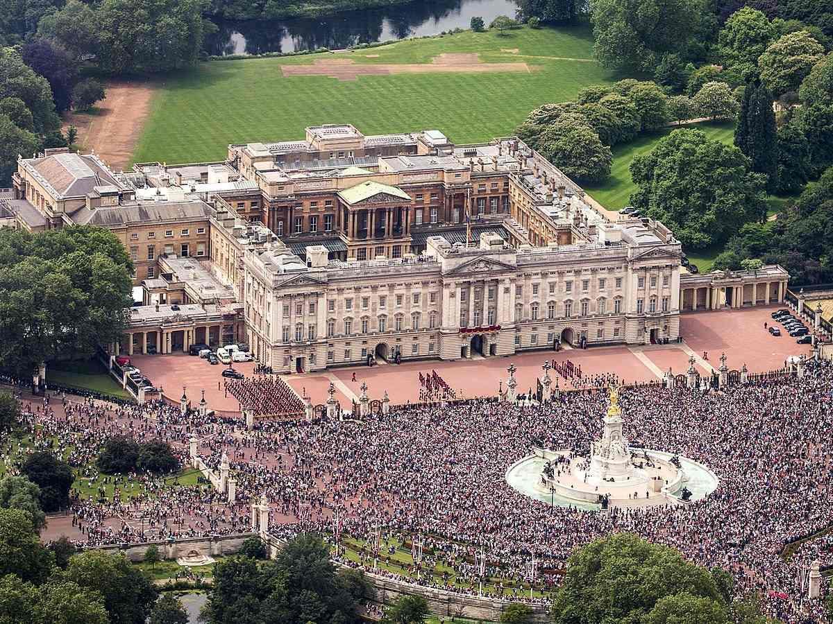 Top 5 Buckingham Palace Facts - Is there a tunnel inside the palace?